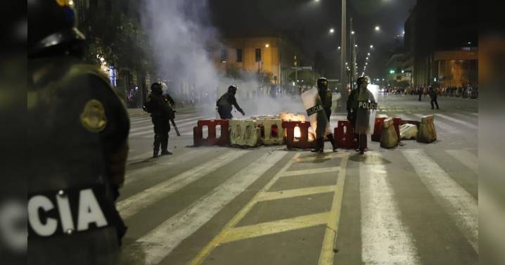 PNP dispara perdigones contra manifestantes en la avenida Abancay: ciudadanos avanzan por la Fiscalía