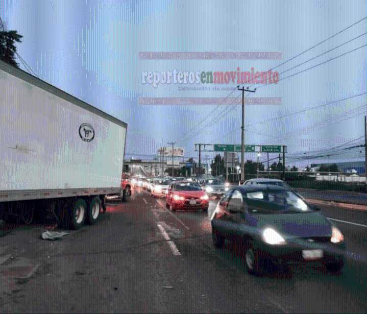TRÁILER CHOCÓ CONTRA UN VEHÍCULO Y UNA VIVIENDA EN TOLUCA
