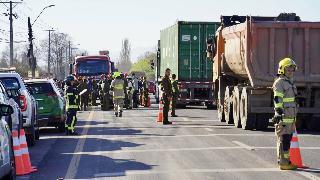 Dos lesionados tras volcamiento de bus en Santa Cruz