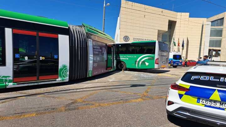 Nueve heridos en un accidente entre el autobús y el metro de Granada