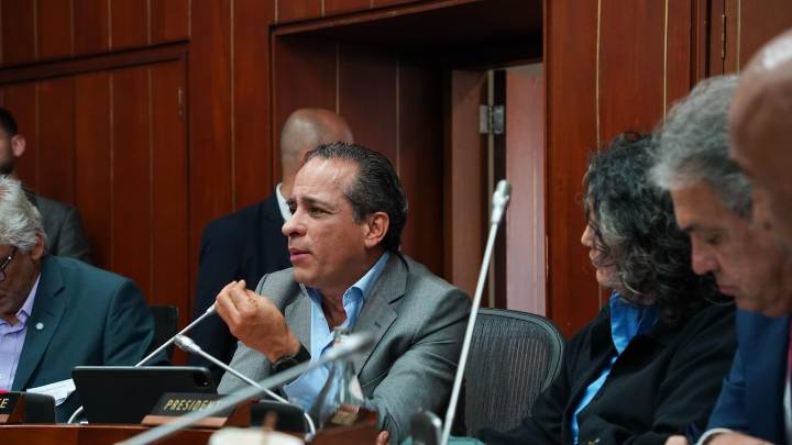 Atención: Alexander López podría volver al Senado. Corte protegió sus derechos tras sanción por doble militancia