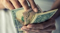 El dólar cerró en $1.475 y se acerca al techo de la banda
