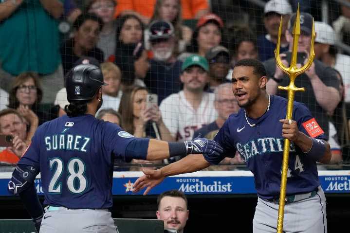 Seattle Mariners surge to AL West lead with win over Houston Astros