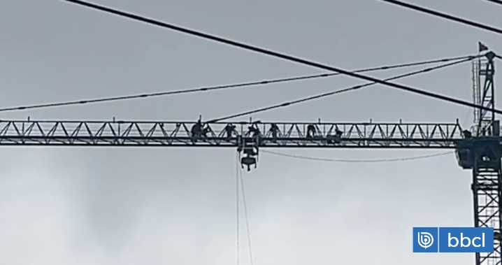 Trabajador con fracturas queda atrapado a 80 metros de altura en las obras del Hospital Sótero del Río