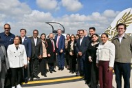 Ebrard entrega certificado al primer avión de fabricación completamente mexicana desde 1957