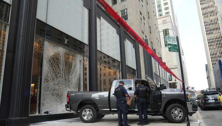 At least 6 hurt after apparent Louis Vuitton smash and grab, traffic crash in Streeterville