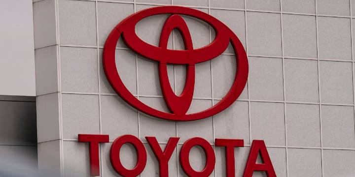 Toyota and Hyundai recall more than 1.1 million vehicles for seat belt, panel display problems