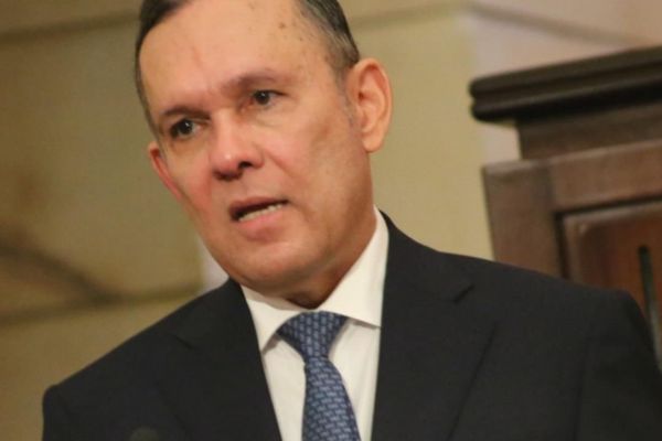 Expresidente del Senado anuncia que aspirará a la Presidencia en 2026