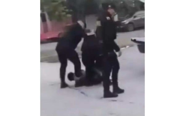 Video: Captan a policías golpeando a detenido en Juárez, NL