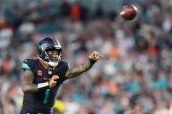 Deadspin | Tua Tagovailoa, Dolphins down Jets despite Tyreek Hill's injury