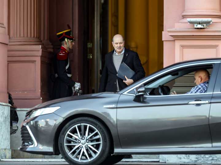 Sturzenegger presiona para que no rechacen los decretos delegados: "No le haga el juego al kirchnerismo y a sus cajas"