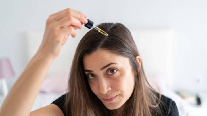 El aceite de romero es bueno, pero este otro ingrediente también es clave para tapar las canas y fortalecer el cabello