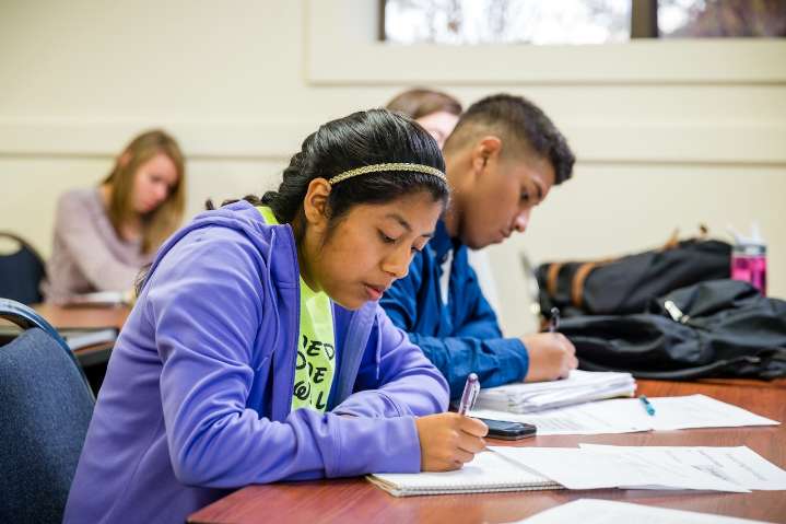 Presidentes universitarios se oponen al intento de Trump de desmantelar programa para estudiantes hispanos