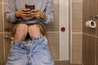 ¿Pasas mucho tiempo sentado con el celular en el baño? Podrías tener problemas