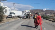 Pipa de Gas Vuelca en Vía Rápida Oriente de Tijuana; Hay Más de 5 Vehículos Afectados