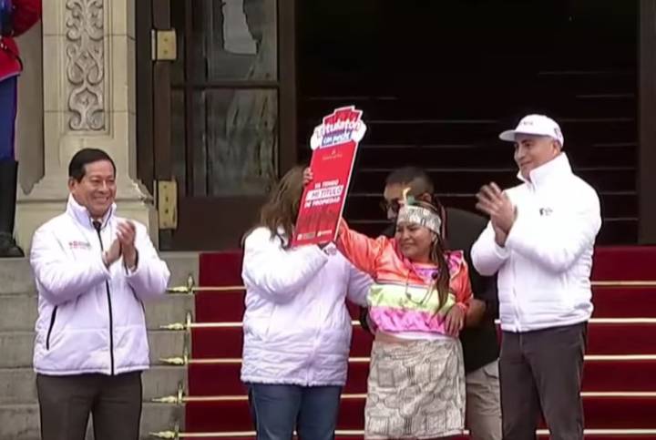 Mujer se desmaya frente a Dina Boluarte durante entrega de títulos en Palacio de Gobierno