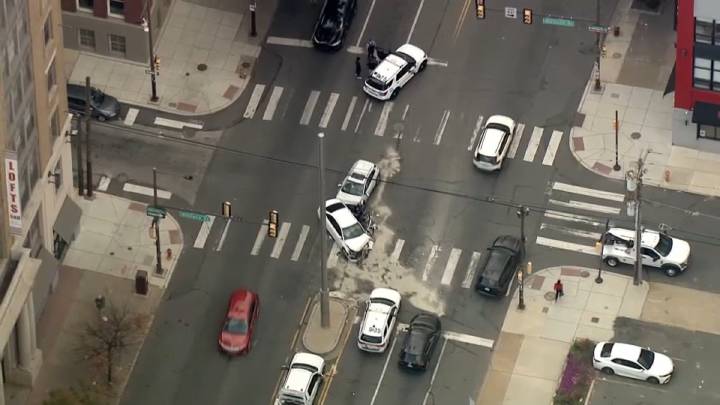 Colisión de 2 autos en Broad Street, Spring Garden deja heridos