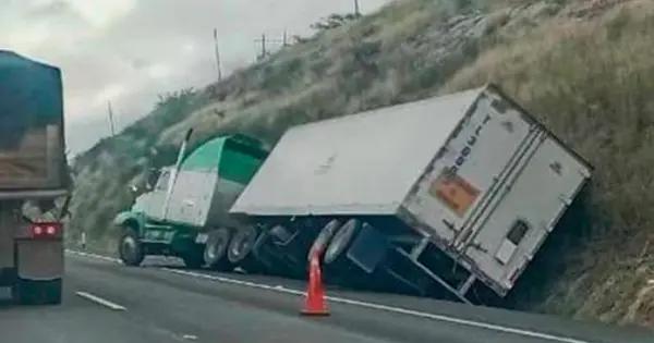Se accidentan dos tráilers en rúa a México