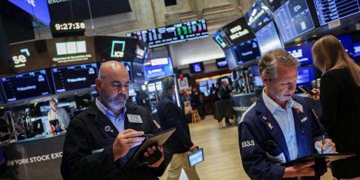 Mercados: bajan acciones y bonos después de tres días de repunte