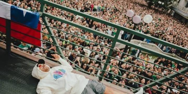 Así fue el ‘coffee party’ de Feid en Chile: quebró estructura de la fachada, los fans se subieron a los techos y dejó cinco infracciones para el local