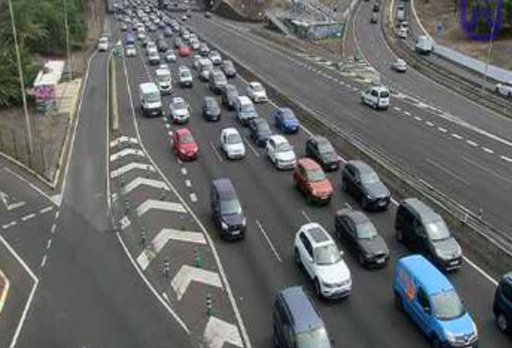Asisten a una mujer herida tras un accidente en la TF