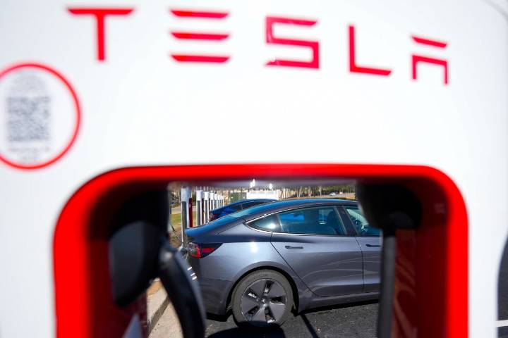 Hallan cuerpo en descomposición dentro del maletero de un Tesla en California