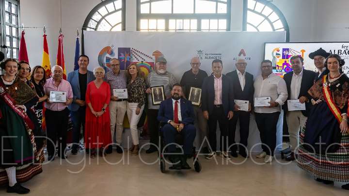 Dulce homenaje a Manuel Blanco, creador de los Miguelitos, en la Feria de Albacete: «Son un símbolo»