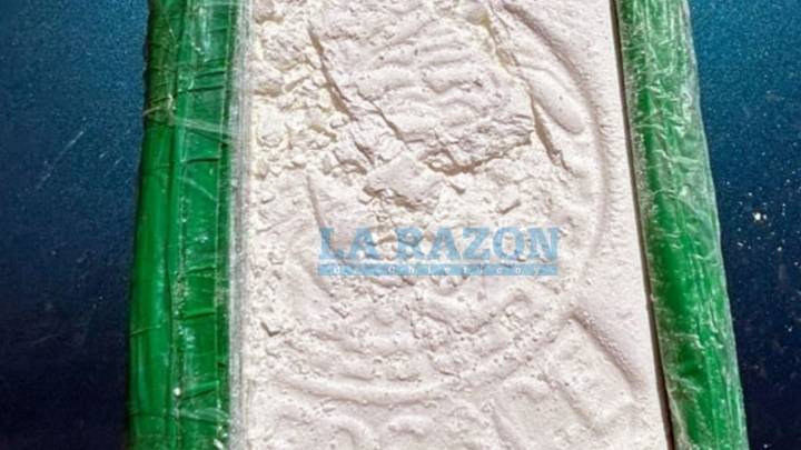 Circulaban con un kilo de cocaína con el sello “Versace”