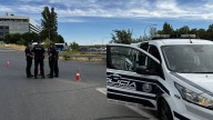 Muere un motorista arrollado por un camión en la salida de una rotonda en Madrid