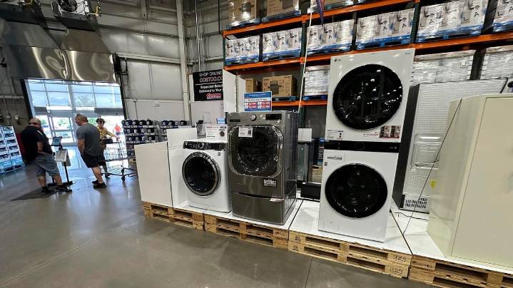 US supply chain prices unexpectedly fell 0.1% in August