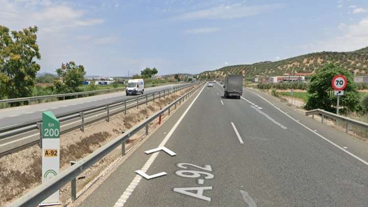 Un hombre muere al volcar su coche en Huétor Tájar