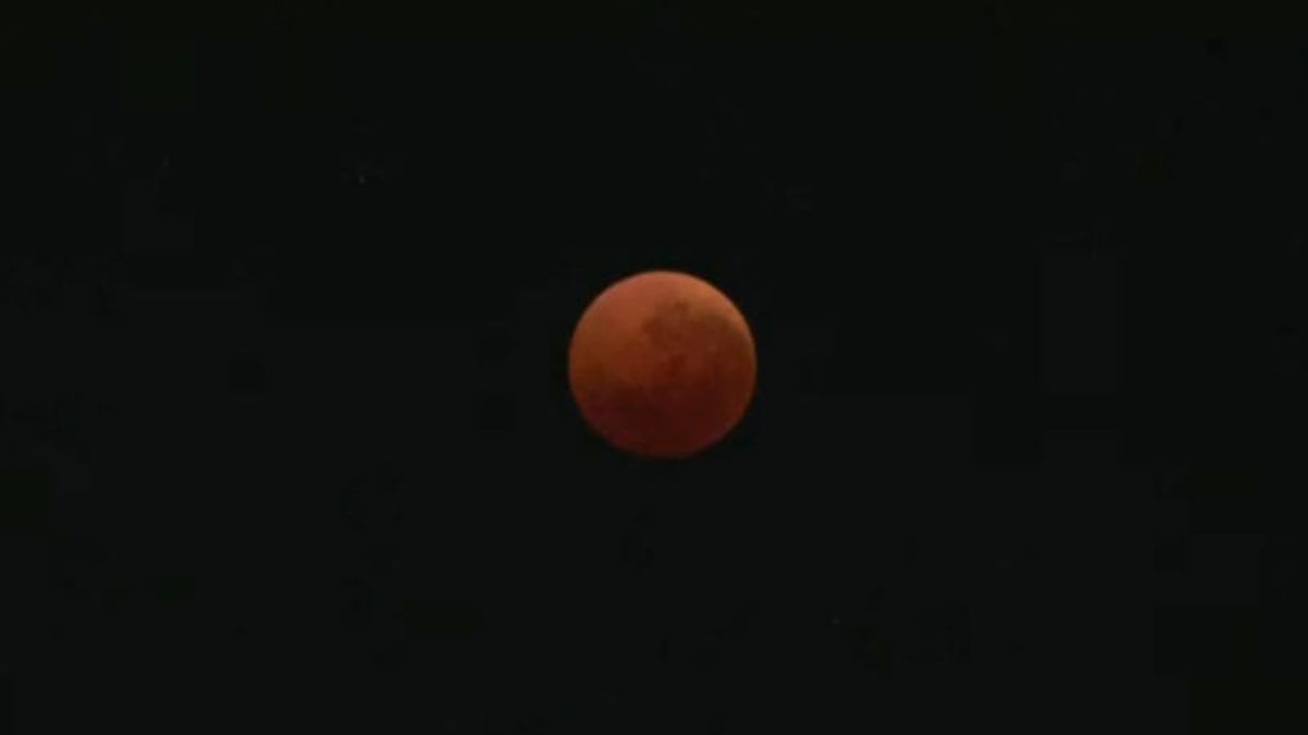 Se produjo un eclipse lunar total, conocido como “Luna de sangre”