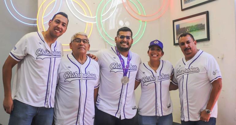 Recibe Chihuahua a Uziel Muñoz como campeón mundial