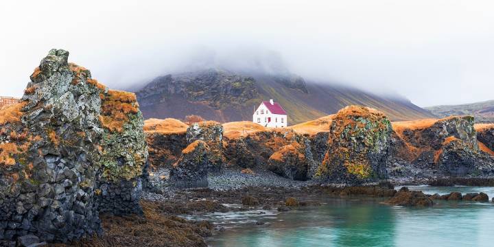 Donde el mar y los volcanes se fusionan en acantilados sin fin: así es Arnarstapi, el pueblo que resiste el olvido en Islandia