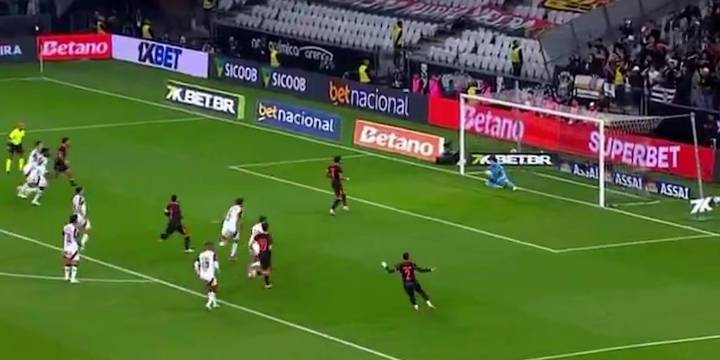 El penal sentado que atajó Agustín Rossi en el triunfo de Flamengo y su gesto que causó furor en Brasil