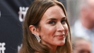 Emily Blunt combina pantalones sastre de lujo con un top triangular en el Festival de Cine de Toronto 2025