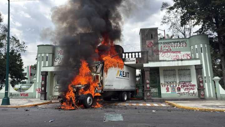 Protesta por Ayotzinapa: derriban portón del Campo Militar 1