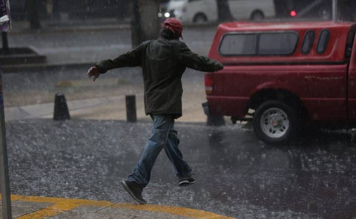 Activan alerta amarilla por lluvia fuertes y posible caída de granizo en 14 alcaldías de CDMX