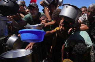 Israel se adentra con tanques en la ciudad de Gaza y más familias huyen