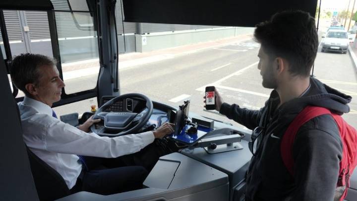 Castilla y León estrena los viajes gratuitos en autobús: "Me viene fenomenal para ir a trabajar"