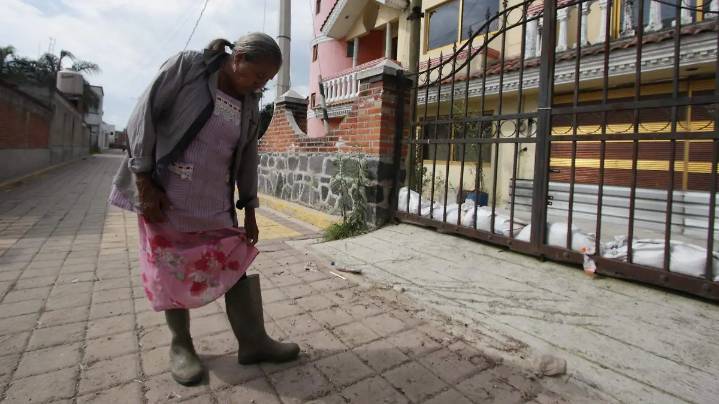 Con compuertas vecinos de San Francisco Ocotlán se protegen ante las fuertes lluvias