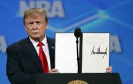 La firma de Trump, símbolo de poder presidencial, bajo escrutinio por el caso Epstein