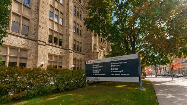 Federal public service shrinks for 1st time in a decade