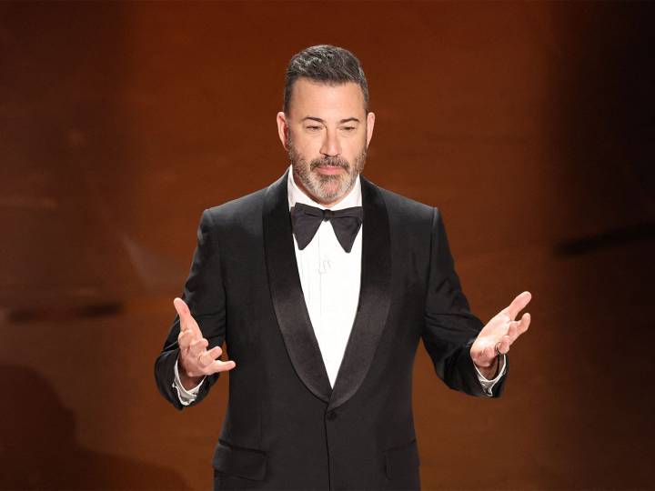 Jimmy Kimmel gets standing ovation on return with emotional monologue