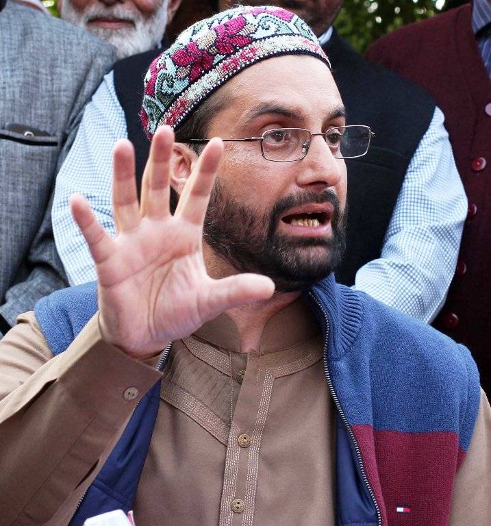 Mirwaiz Umar Farooq Pays Condolence Visit to Sopore