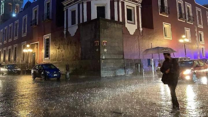 Ambiente frío y lluvias fuertes azotarán a Puebla durante la noche y madrugada