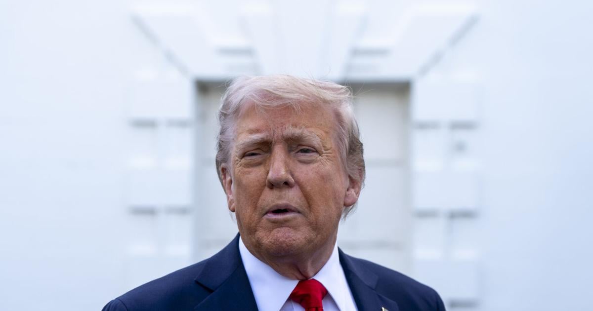 Trump aprovecha cierre del gobierno para despedir empleados y recortar fondos