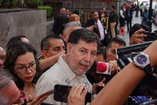 Responde Noroña a estudiante de la UAEM tras críticas por supuestos comentarios misóginos