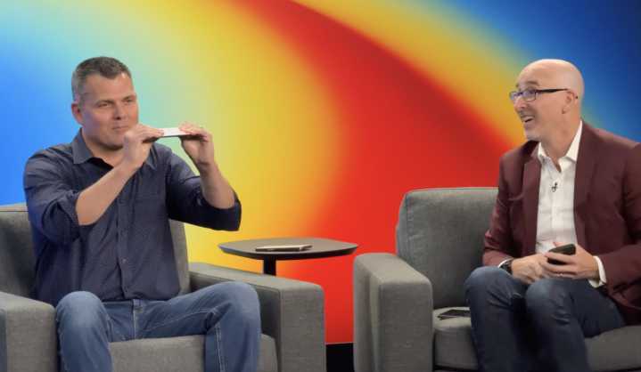 Apple Executives Bend the Ultra-Thin iPhone Air on Camera, Proving Its Surprising Durability Despite 'Bendgate' Concerns