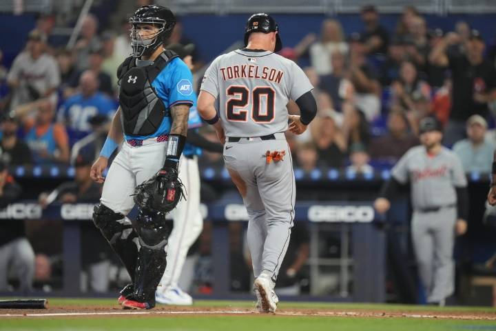 Deadspin | Rare three-error play helps Tigers top Marlins